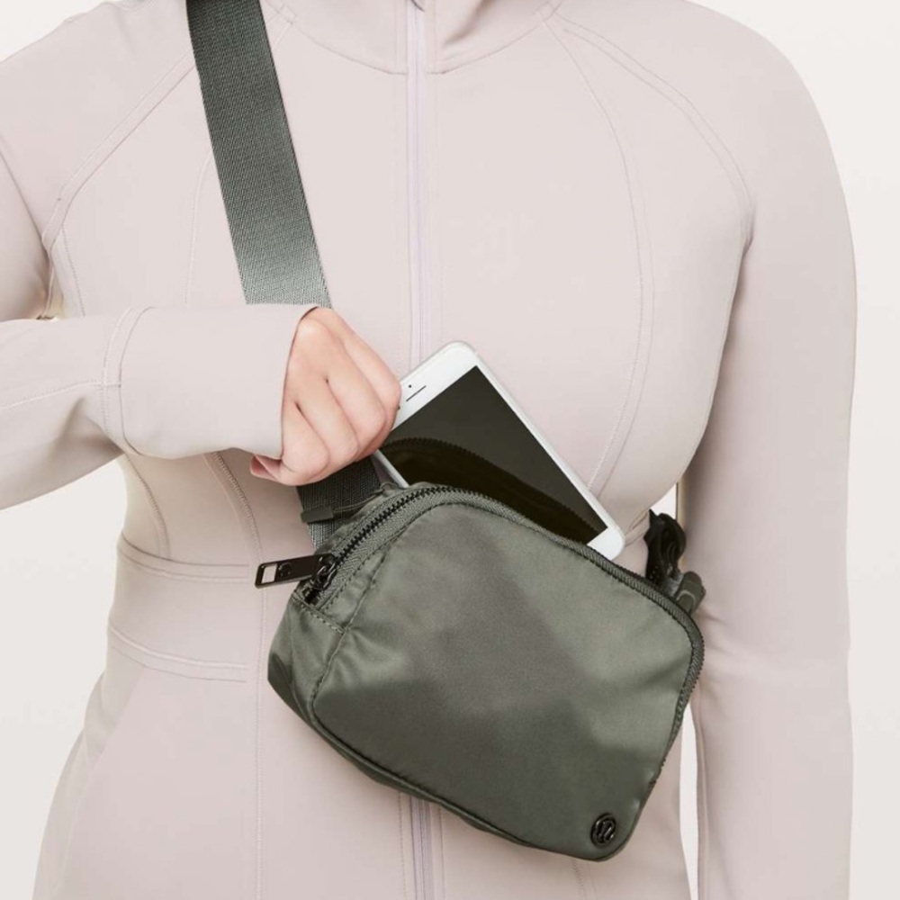 FINAL PRICE ❤️‍🔥 LULULEMON EVERYWHERE BELT BAG GREY SAGE NWT 1L SOLD OUT - Picture 2 of 7